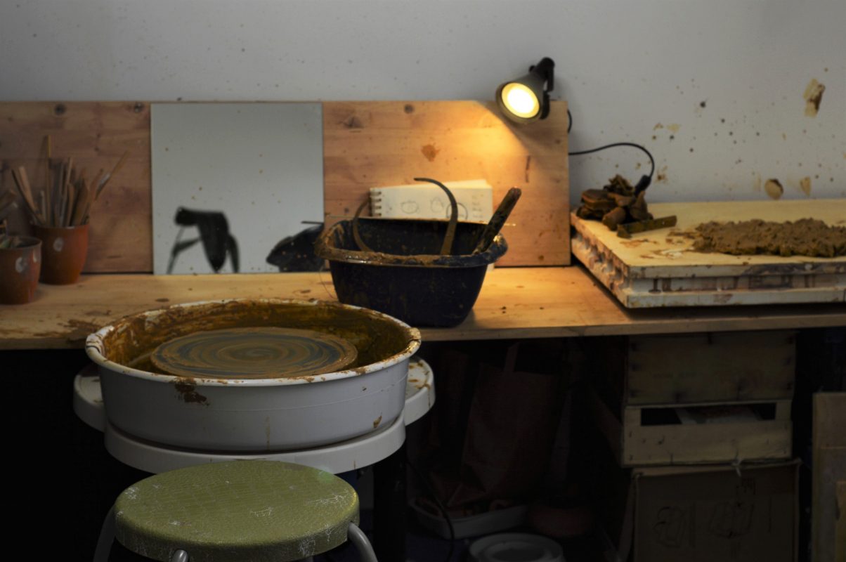 Céramiste dans son atelier céramique à paris, nommé également atelier de poterie - tour de potier électrique - terre