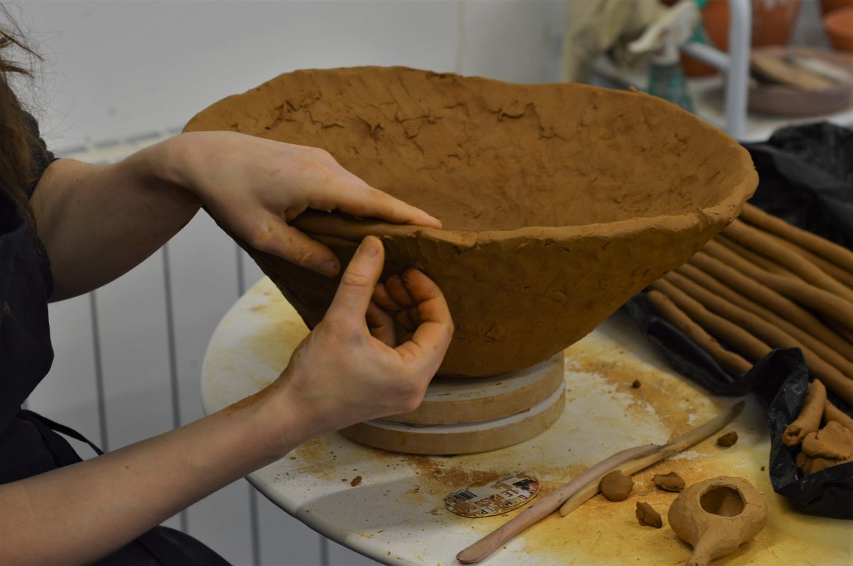 Margaux Ceramics - modelage Grotte - Vie d'atelier