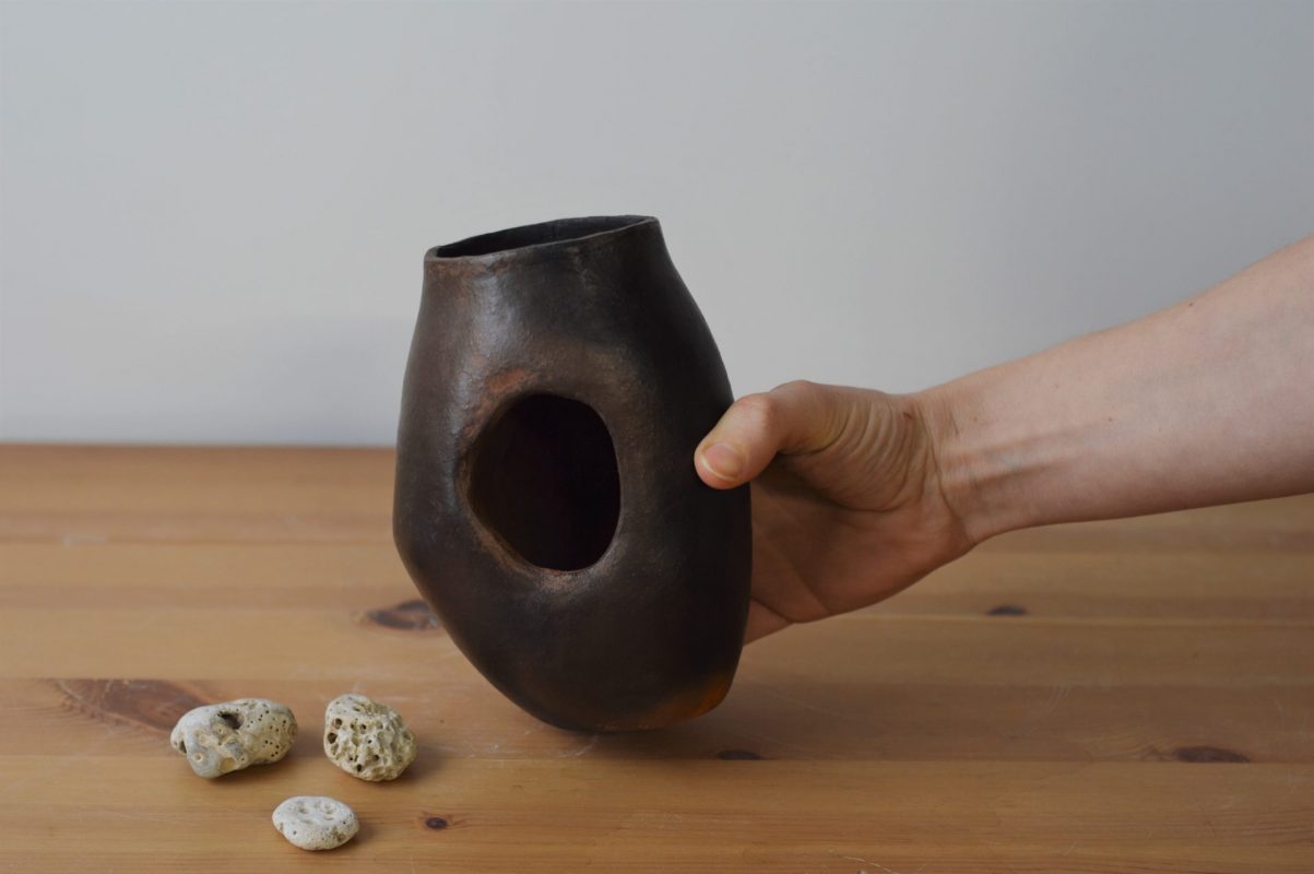 Pensée - Margaux Ceramics - Grotte enfumée 05 main