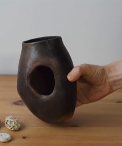 Pensée - Margaux Ceramics - Grotte enfumée 05 main