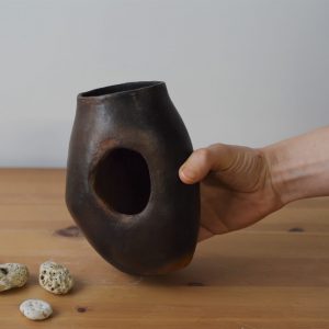 Pensée - Margaux Ceramics - Grotte enfumée 05 main