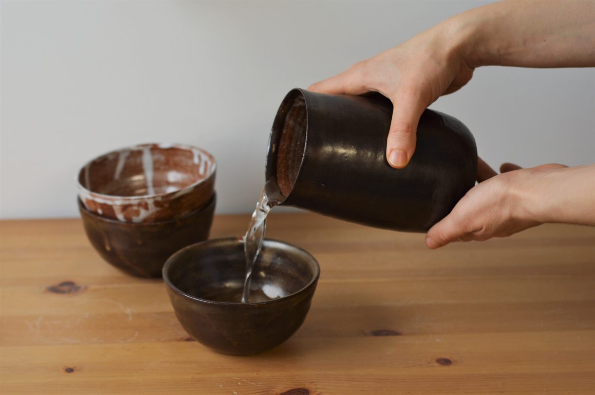 bolée - pichet d_alchimie - main et eau qui coule 2