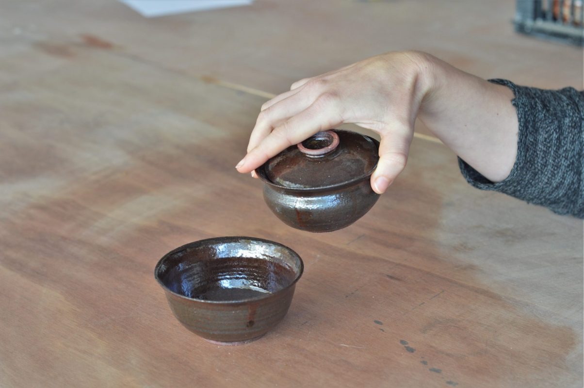 DSC_0907couple gaiwan tasse - brun 006 tasse main 002- Margaux Ceramics