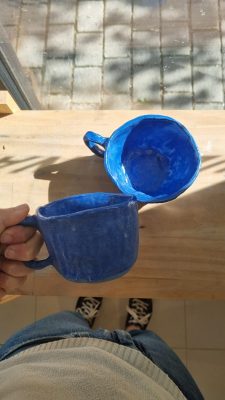 Tasses bleues modelées chez Fracas à Lorient pendant un cours de modelage Set à Thé