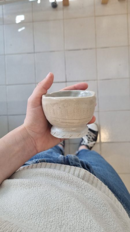 Petite tasse avec un pied modelage set a the Fracas