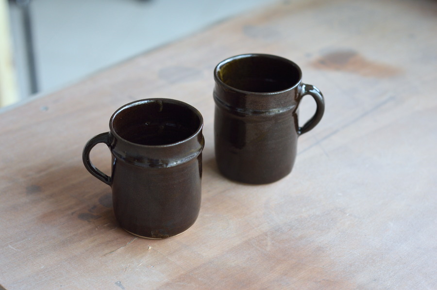 Mug anse noir tenmoku fait artisanalement à Lorient chez Fracas par Margaux Ceramics