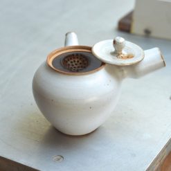 margaux ceramic theiere blanche anse laterale 3 4
